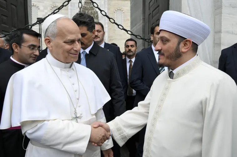 Papa izuo cipele i naklonio se prije ulaska u Plavu džamiju pa nasmijao dosjetkom: 'Pi&scaron;e da nema izlaza'