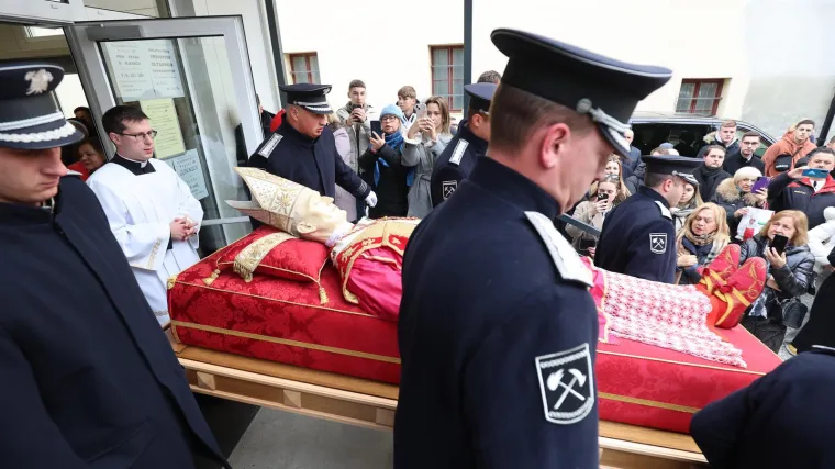 Relikvije Alojzija Stepinca u posebnom vozilu vraćaju se kući: 'Već dva mjeseca molim krunicu'