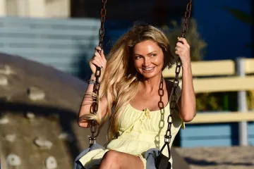 Dugonoga 'ruska bomba' zablistala u žutoj haljini i ukrala pažnju kamere