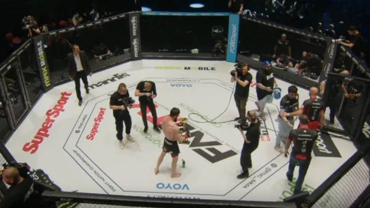 Čečen priredio veliki show uz glasno odobravanje publike: Veliku pobjedu zalio pićem iz pehara