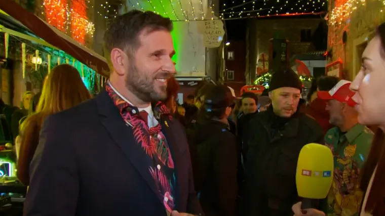 Najtopliji Advent u Splitu? Gradonačelnik Šuta u havajskoj košulji na beach partyju