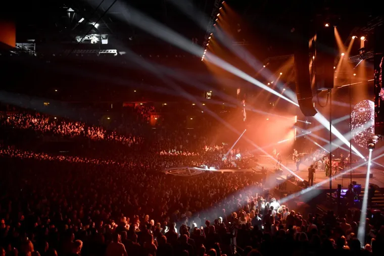 Parni Valjak ispunio Arenu do vrha: Koncert za 50 godina pretvoren u emotivni spektakl!