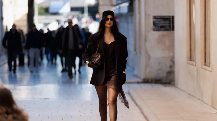 Svi su gledali samo u nju! Nitko nije skidao pogled s dame u crnom čipkastom minjaku i štiklama