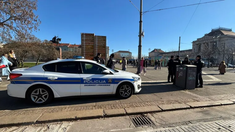 Incident u Rijeci: Maskirani tipovi bacili baklju na ljude u kafiću, osoba pogođena u leđa