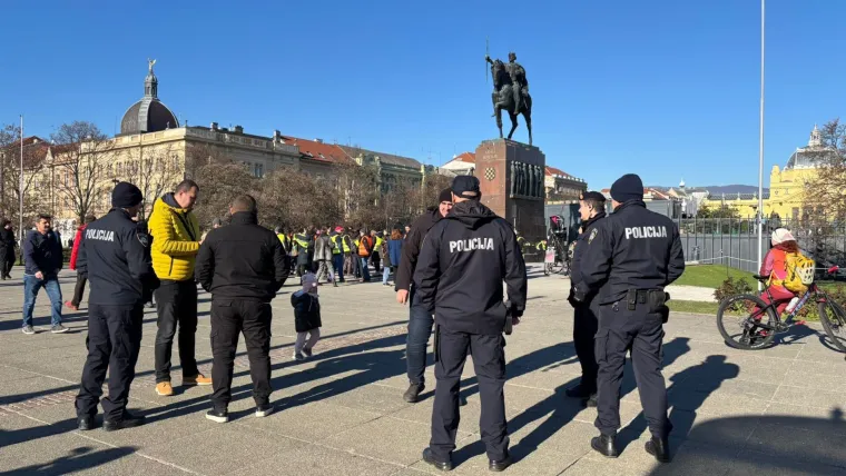 Incident u Rijeci: Maskirani tipovi bacili baklju na ljude u kafiću, osoba pogođena u leđa