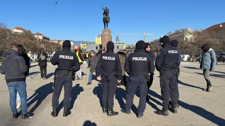 Incident u Rijeci: Maskirani tipovi bacili baklju na ljude u kafiću, osoba pogođena u leđa