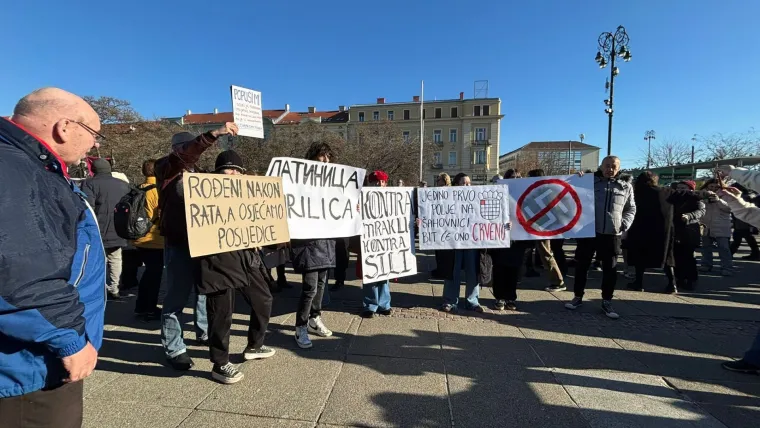 Incident u Rijeci: Maskirani tipovi bacili baklju na ljude u kafiću, osoba pogođena u leđa