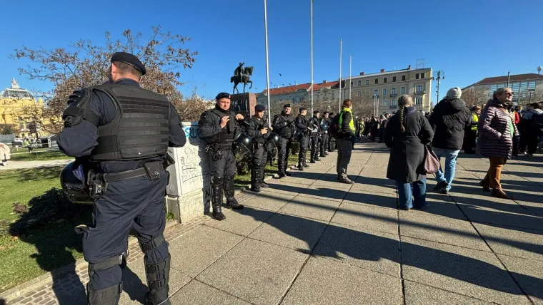 Incident u Rijeci: Maskirani tipovi bacili baklju na ljude u kafiću, osoba pogođena u leđa