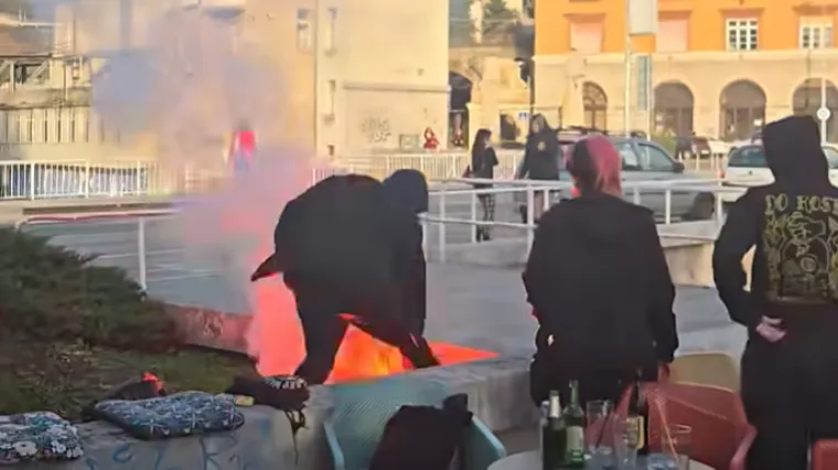 Incident u Rijeci: Maskirani tipovi bacili baklju na ljude u kafiću, osoba pogođena u leđa