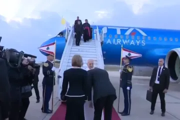 Zrakoplov popravljen, put se nastavlja: Papa Lav XIV stigao u Libanon