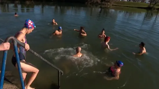 Hrabri kupači iz cijele Hrvatske uživali u ledenoj Korani: 'Kad je ekipa, nema hladnoće'