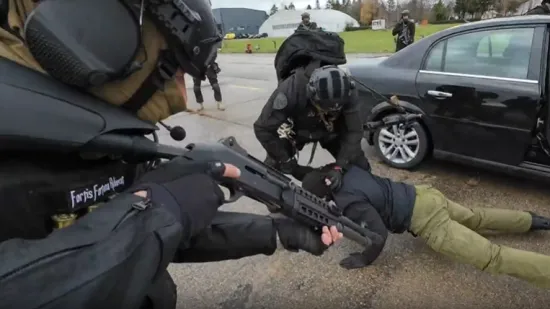 Ovako izgleda osiguranje štićene osobe kada stvari krenu po zlu: 'Baci oružje! Baci oružje!'