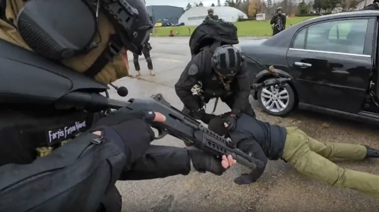 Ovako izgleda osiguranje štićene osobe kada stvari krenu po zlu: 'Baci oružje! Baci oružje!'
