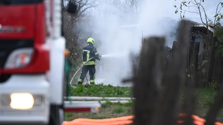 Gori obiteljska kuća u Kutjevu, u Požegi zapaljen automobil: Vatrogasci na terenu