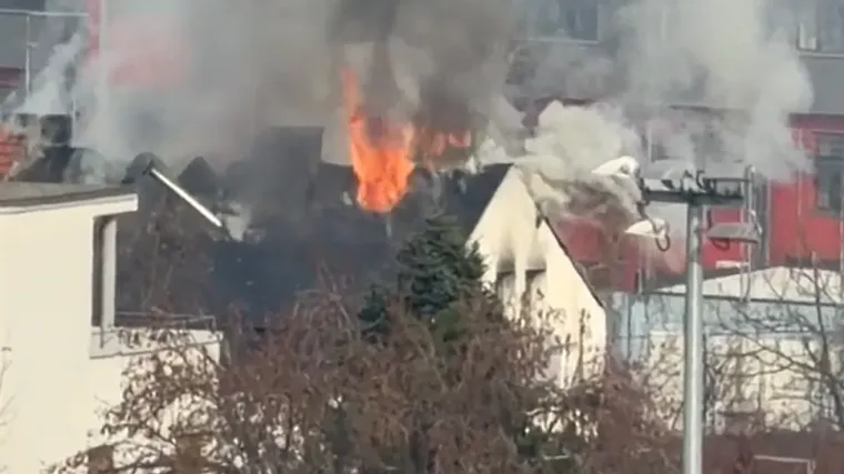 Strašni prizori buktinje: Požar guta kuću blizu Dinamovog stadiona: 'Ne znam gdje ću spavat...'