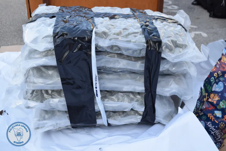 Prevozio sumnjive božićne poklone: Kad su ih policajci otvorili, imali su što za vidjeti...