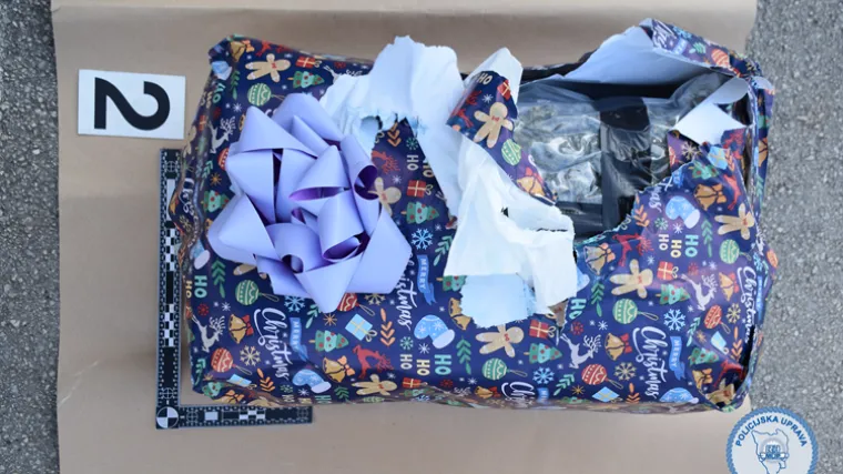 Prevozio sumnjive božićne poklone: Kad su ih policajci otvorili, imali su što za vidjeti...