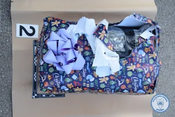 Prevozio sumnjive božićne poklone: Kad su ih policajci otvorili, imali su što za vidjeti...