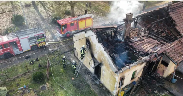 Požar progutao dvije kuće, gasili ga šest sati bez prestanka: 'Krov mi je uništen, strop propao'