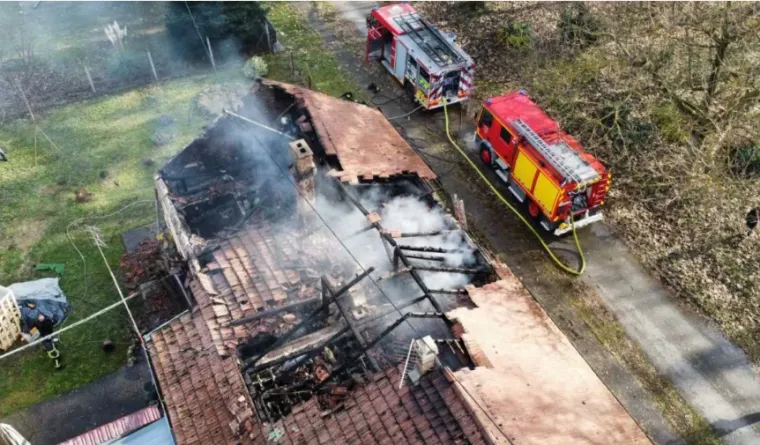 Požar progutao dvije kuće, gasili ga šest sati bez prestanka: 'Krov mi je uništen, strop propao'