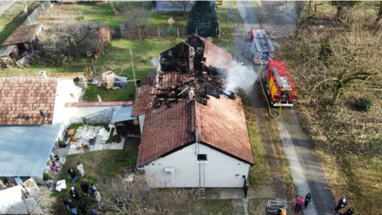 Požar progutao dvije kuće, gasili ga šest sati bez prestanka: 'Krov mi je uništen, strop propao'