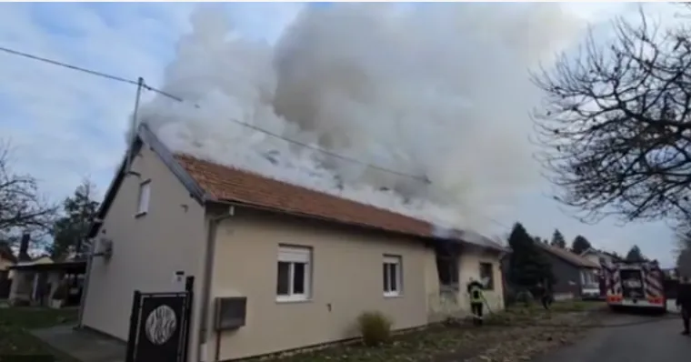 Požar progutao dvije kuće, gasili ga šest sati bez prestanka: 'Krov mi je uništen, strop propao'