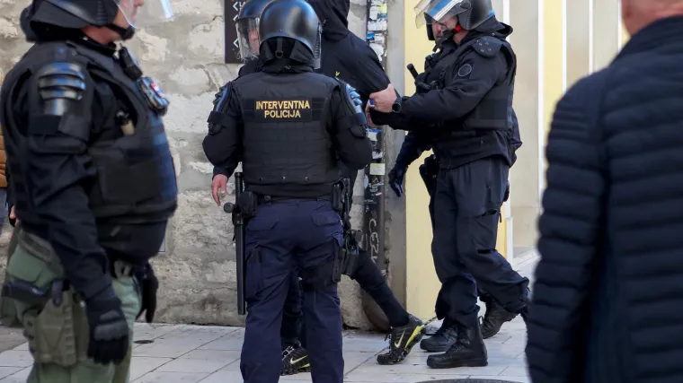 Doznajemo: Policija uhitila devet osoba zbog napada u Rijeci, procurila nova snimka