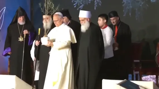 Papa zasadio drvce mira na Trgu mučenika i uputio poruku obraćenja srca