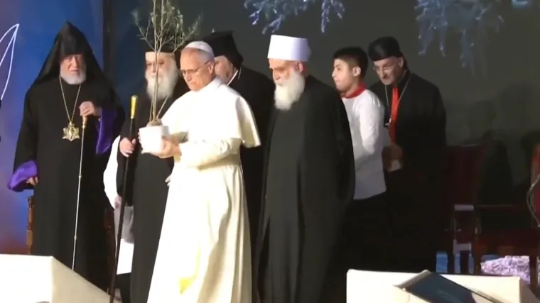 Papa zasadio drvce mira na Trgu mučenika i uputio poruku obraćenja srca