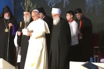 Papa zasadio drvce mira na Trgu mučenika i uputio poruku obraćenja srca