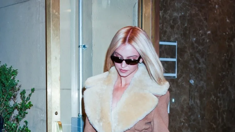 Sydney Sweeney prošetala pred kamerama u tri različita outfita i priredila šou