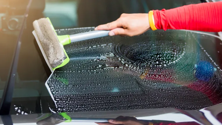 Samo tri sastojka: Napravite kod kuće tekućinu za pranje vjetrobranskog stakla i uštedite