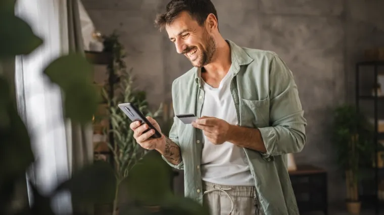 Bio je kompulzivni šopingholičar, no mali trik spasio mu je financije