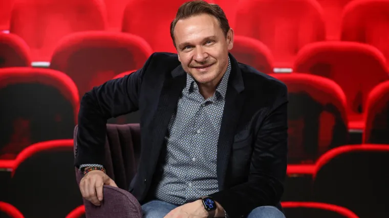 Enis Bešlagić emotivnom objavom o majci dirnuo pratitelje: 'Kasno će biti svo ono cvijeće'