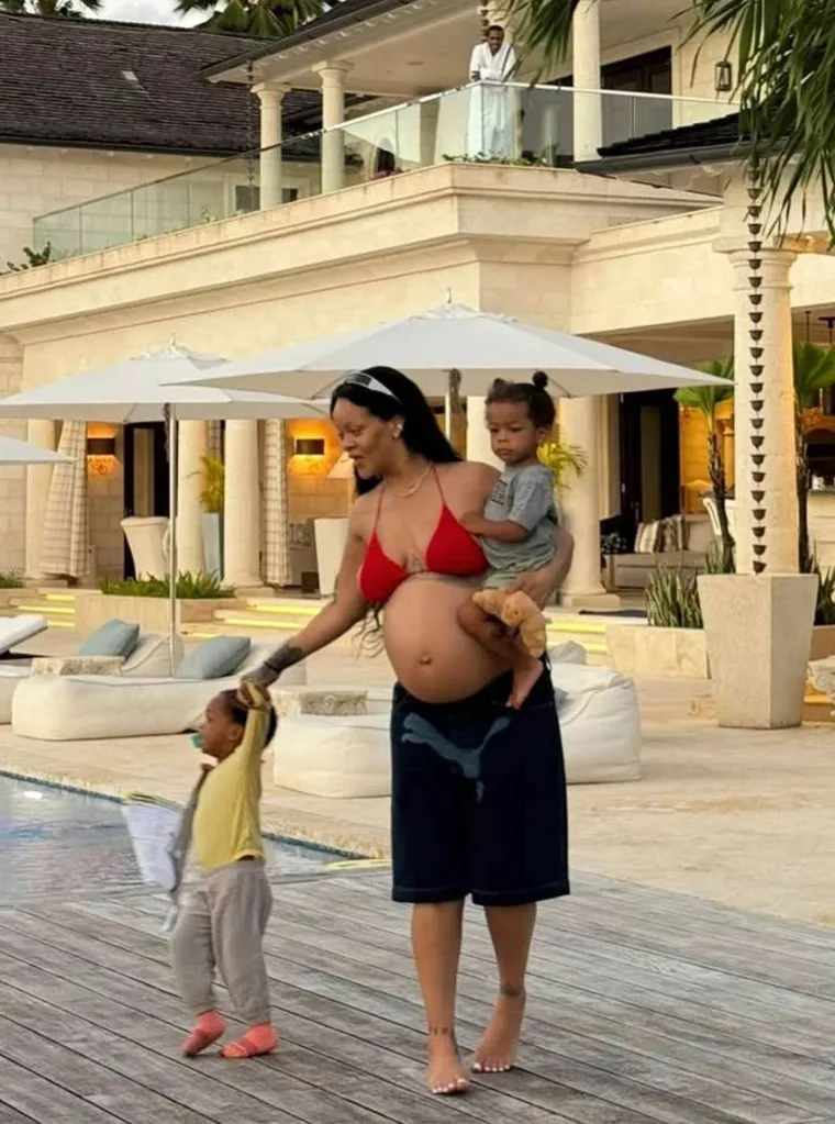 Žena blista! Rihanna s trudničkim trbuhom otkrila obiteljske fotografije s odmora