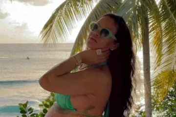 Žena blista! Rihanna s trudničkim trbuhom otkrila obiteljske fotografije s odmora