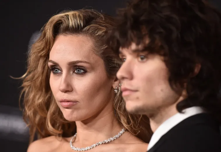 Presretna Miley Cyrus oduševila fanove: Prsten je rekao sve