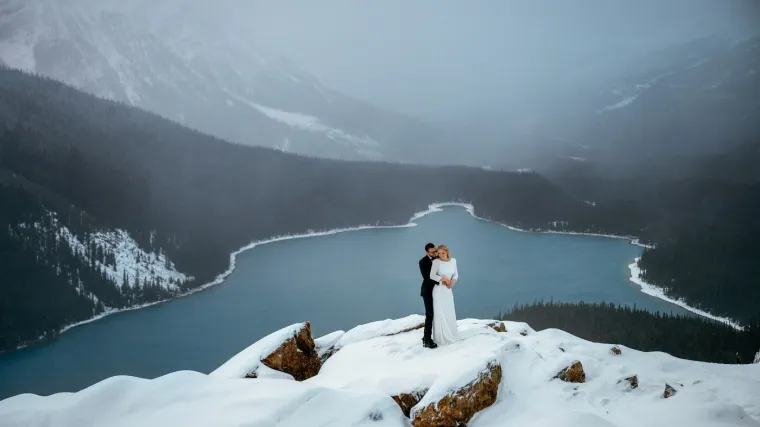 Ljubav jača od oluje: Mladenci izrekli sudbonosno 'da' na vrhu zaleđene planine