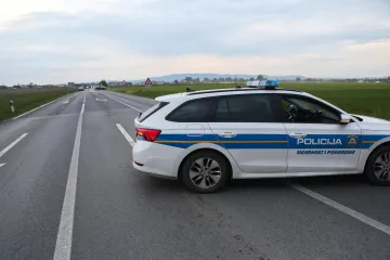 Mercedesom se zabio u auto koji je čekao na semaforu: Poginula je putnica