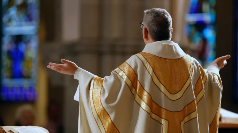 Svećenik tijekom propovijedi objavio da mijenja spol: 'Prestajem se pretvarati'