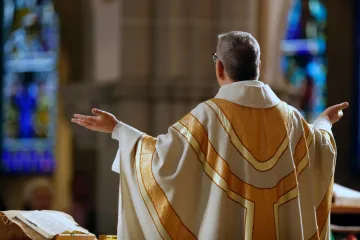 Svećenik tijekom propovijedi objavio da mijenja spol: 'Prestajem se pretvarati'