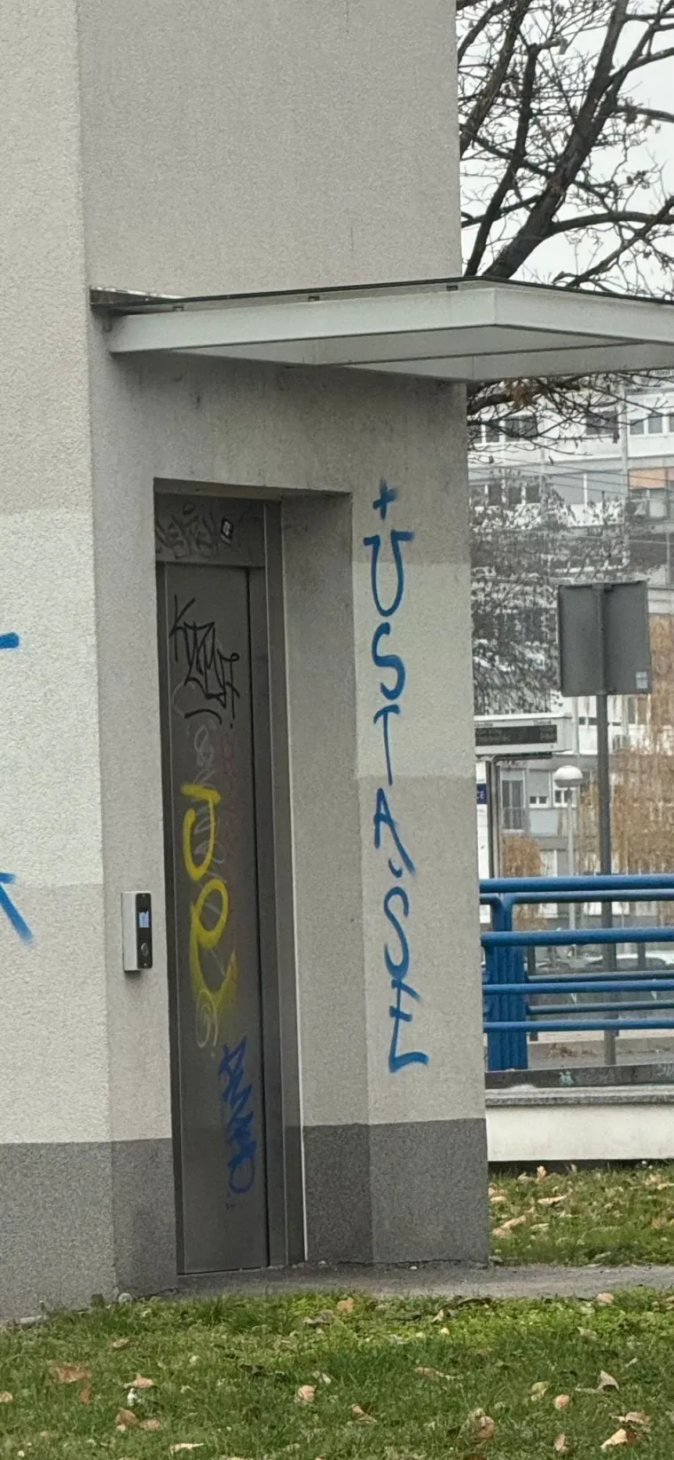 'Ustaše' osvanule na liftovima za osobe s invaliditetom: Netko je opet devastirao tramvajsku stanicu