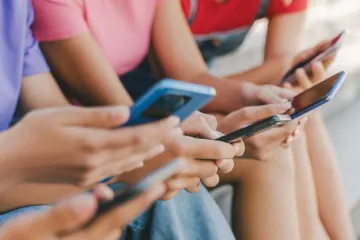 Australija uvodi zabranu društvenih mreža maloljetnicima. Evo što Hrvati kažu