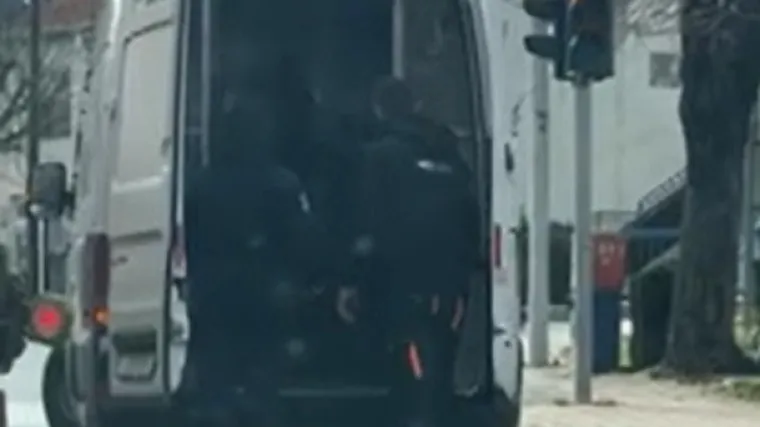 Policajac u Trilju šakama tukao muškarca u marici: Objavljena snimka, kolege zatvorile vrata