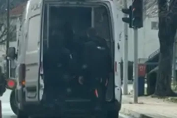 Policajac u Trilju šakama tukao muškarca u marici: Objavljena snimka, kolege zatvorile vrata