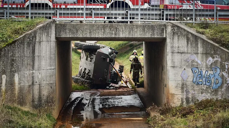Oklopno vozilo završilo u kanalu na boku: Slovenski vojnici završili u bolnici