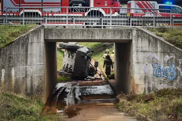 Oklopno vozilo završilo u kanalu na boku: Slovenski vojnici završili u bolnici