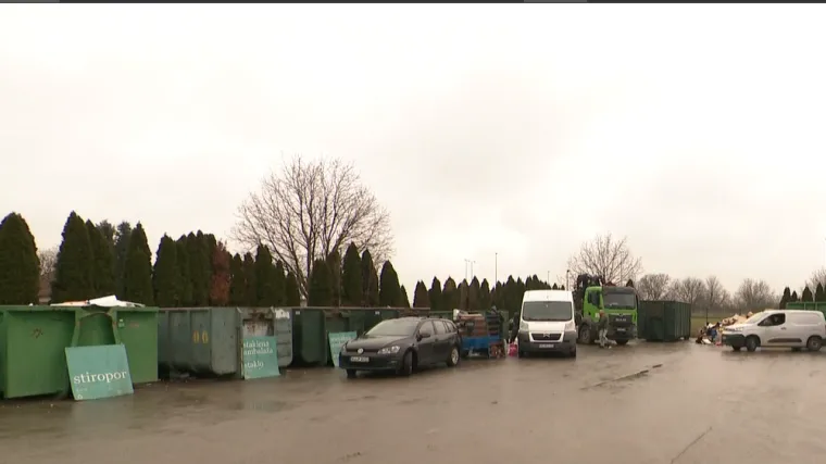 U Osijeku izbjegnuta katastrofa: Vatrogasci razbijali lokot da ugase vatru u reciklažnom dvorištu