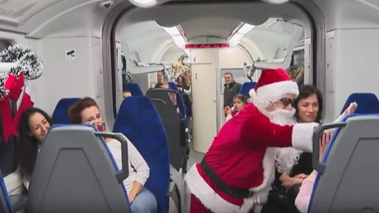 Božićna čarolija u vlaku: Djedica se provozao s djecom i podijelio im poklone