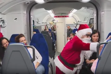 Božićna čarolija u vlaku: Djedica se provozao s djecom i podijelio im poklone